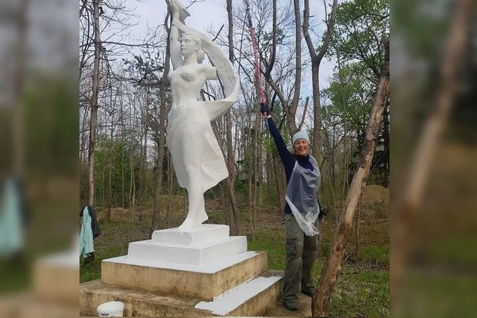 Надежда Телелюева и ее супруг Алексей решили восстановить скульптуру "Девушка, держащая ракету в руке"