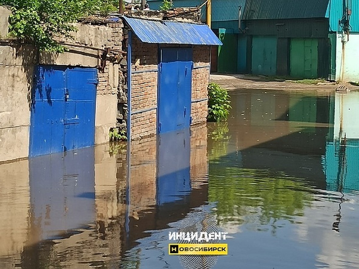 Натекло целый бассейн»: в Новосибирске прорвало трубу с горячей водой -  KP.RU