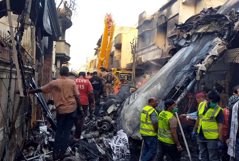 вчера. Airbus A320 после двух неудачных попыток уйти на посадку рухнул на жилые кварталы Карачи