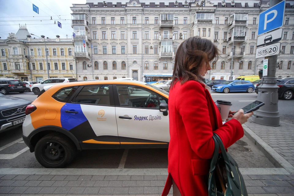 Почти два месяца тысячи обклеенных наклейками каршеринговых машин скучали на парковках. Фото: Сергей Ведяшкин/АГН "Москва"