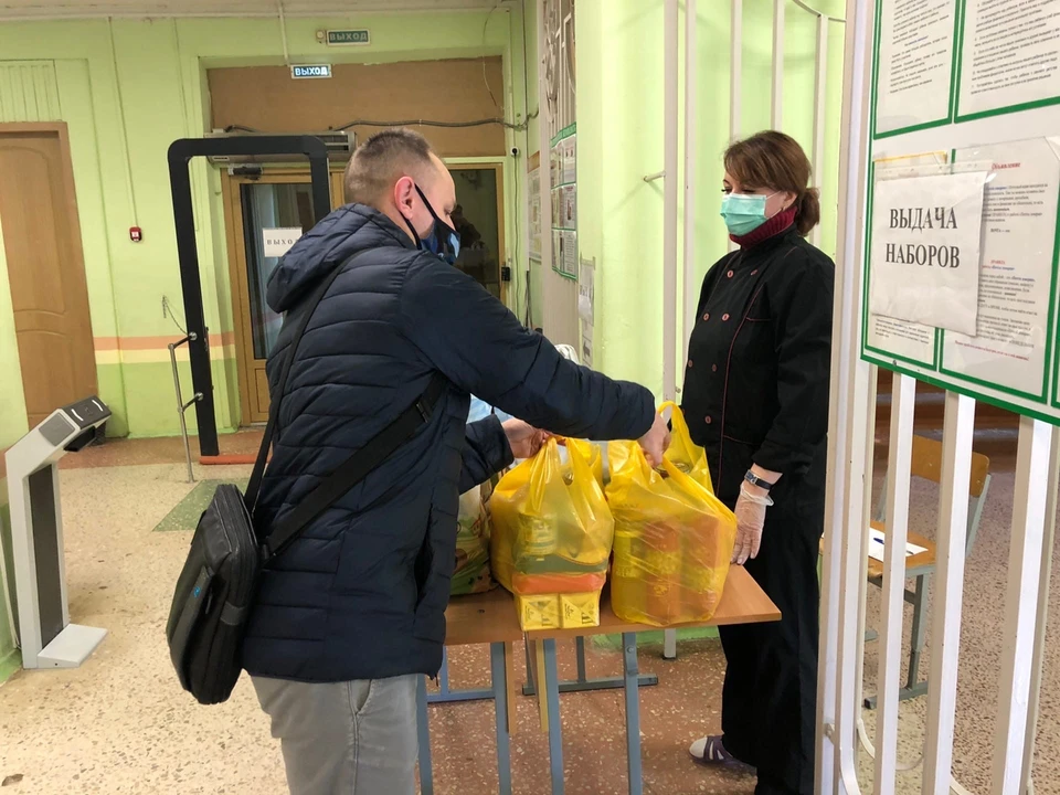 В Смоленске школьникам начали выдавать вторые продуктовые наборы. Фото: из архива администрации г. Смоленска.