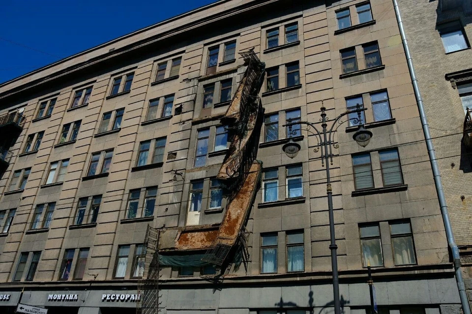 На Кирочной улице в Санкт-Петербурге обрушились четыре балкона.