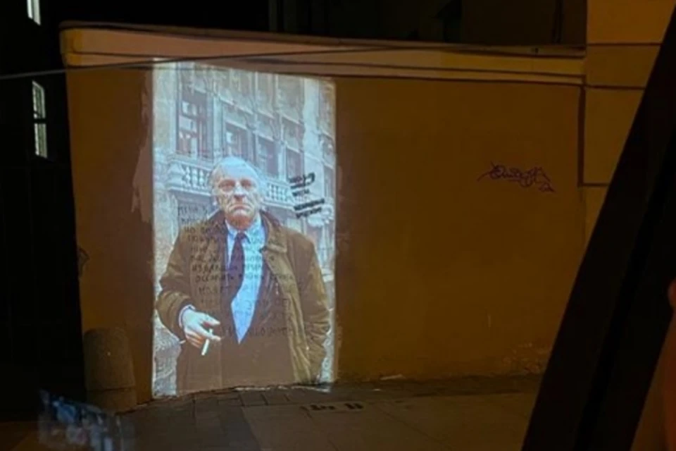 Инициативный петербуржец вернул Бродского на стену, что находится напротив его дома, в Санкт-Петербурге. Фото: instagram.com/mikhail_antykov