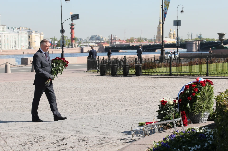 Беглов и Матвиенко возложили цветы памятнику Петру Первому в чест Дня города / Фото: Смольный