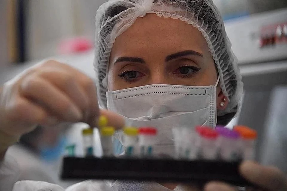 Почему опасно спешить с массовым внедрением вакцины от коронавируса, рассказал иммунолог