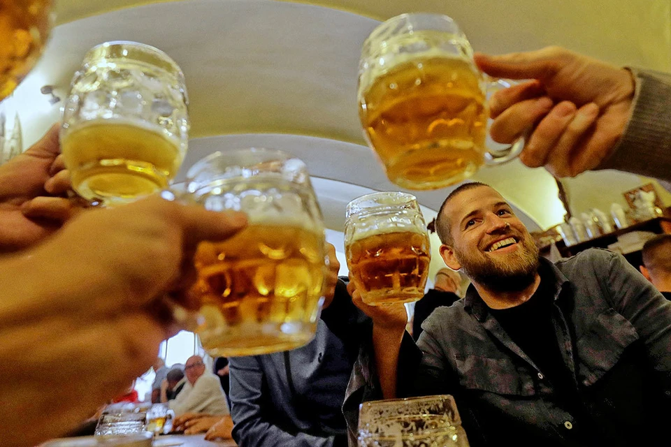 Чехи радуются возможности вновь посещать любимые пивные.