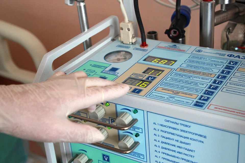 Аппарат искусственной вентиляции легких в палате интенсивной терапии в больнице.