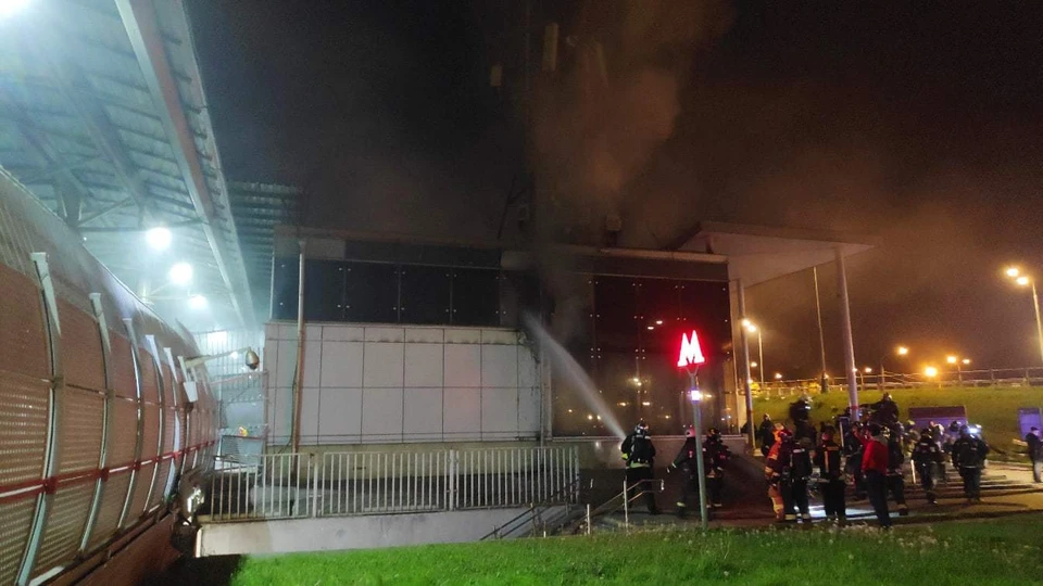 Пожарные тушат пожар на "Выхино". Фото очевидцев (соцсети)