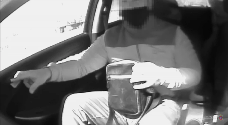 Мужчину задержали за взятку полицейскому.