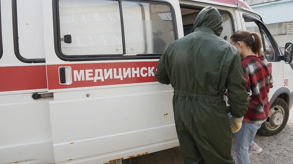 Из жилого дома госпитализировано больше десяти пациентов с коронавирусом.