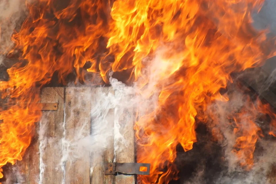 Огонь вспыхнул в одноэтажном жилом доме на четырех хозяев