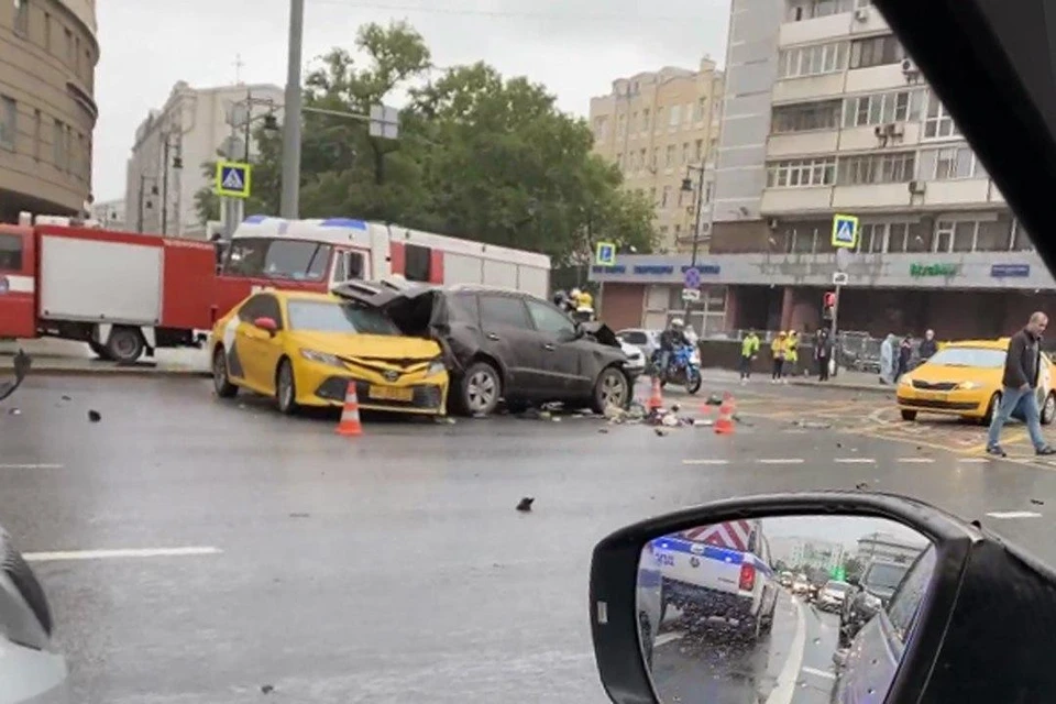 Видео аварии с пятью машинами на Садовом кольце сняли очевидцы