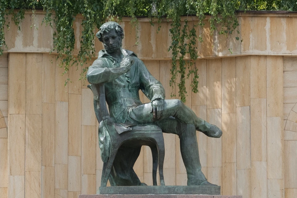 Памятник поэту в Ставрополе