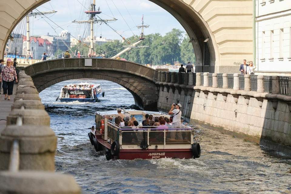 Прогулки по рекам и каналам Санкт-Петербурга – это неотъемлемая часть городского туризма.