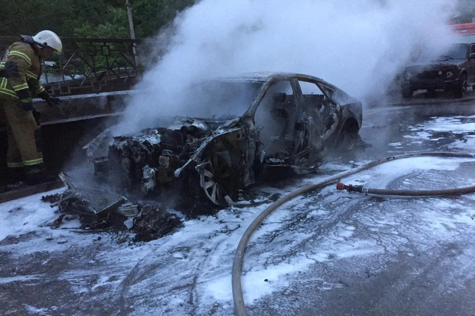 В Кургане во дворе со скандальной стройкой сгорела BMW. Фото, видео