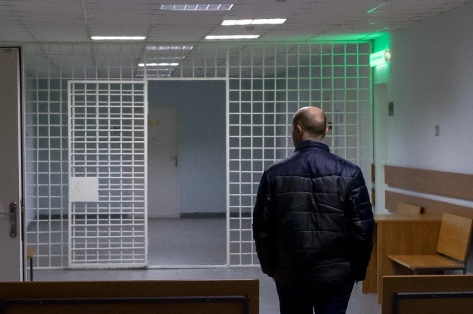 Бездомный путешественник просидит 12 суток в камере за нарисованную свастику в центре Санкт-Петербурга.