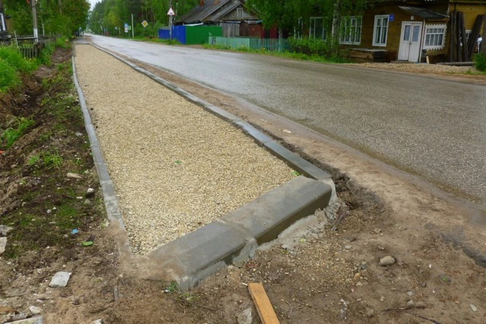 Асфальт здесь укладывали в морозы, чтобы побыстрее сдать объект.