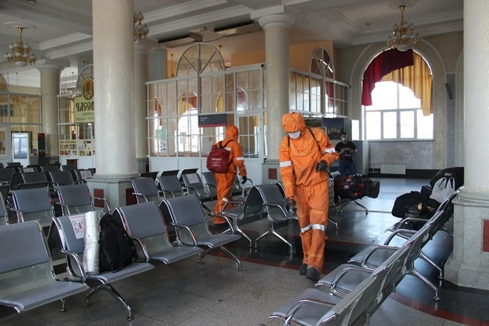 Спасатели МЧС снова продезинфицировали железнодорожный вокзал Хабаровска