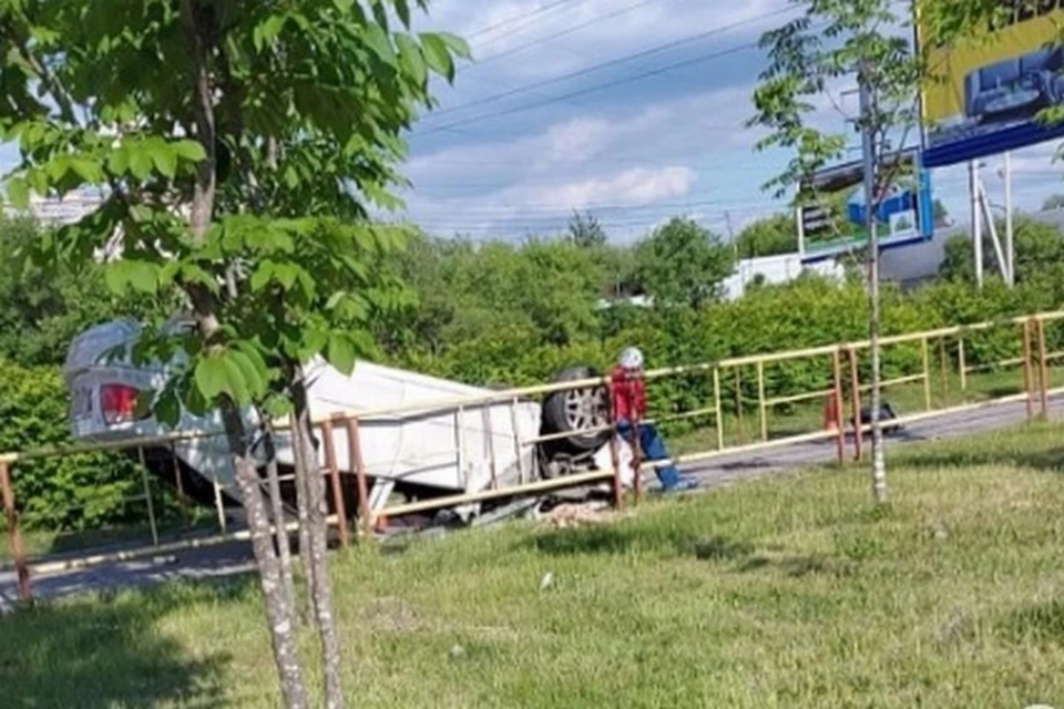 В Хабаровске пьяный водитель врезался в остановку, два человека погибли