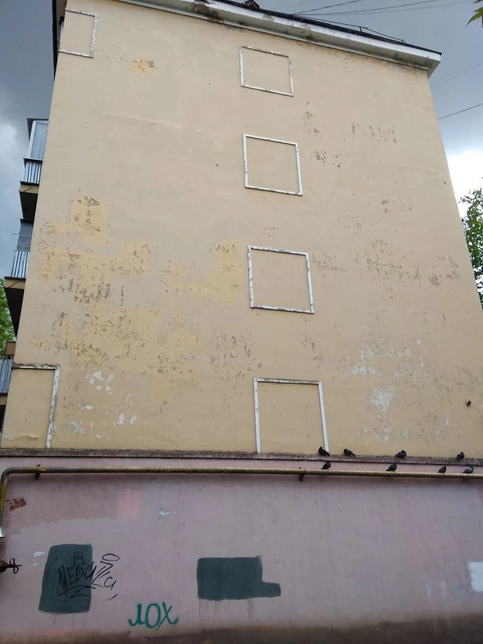 Предлагают нанести граффити на дом № 100 на улице Ленина.