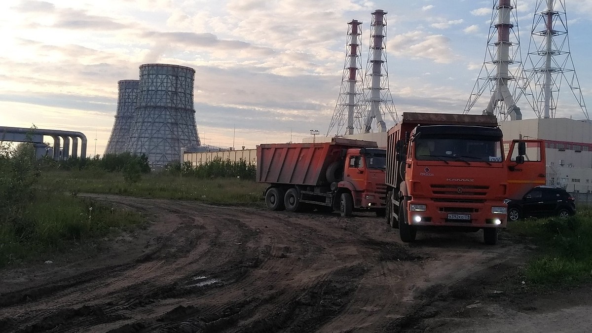 Горы грунта и пыль столбом: жители Санкт-Петербурга требуют разобраться со  свалкой, на которую везут отходы с площадки СКК - KP.RU