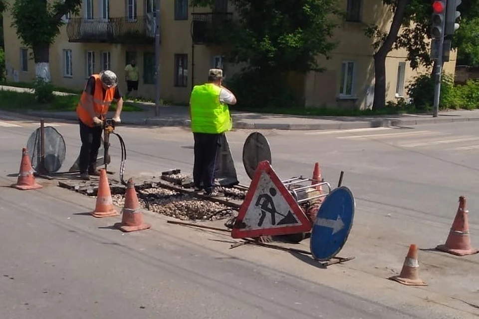 Чп рязань. Яма в центре Рязани 2017. Машина провалилась возле восхода Смоленск 2000. Провалился автомобиль на Есенина. В Коврове провалилась машина Димитрова.