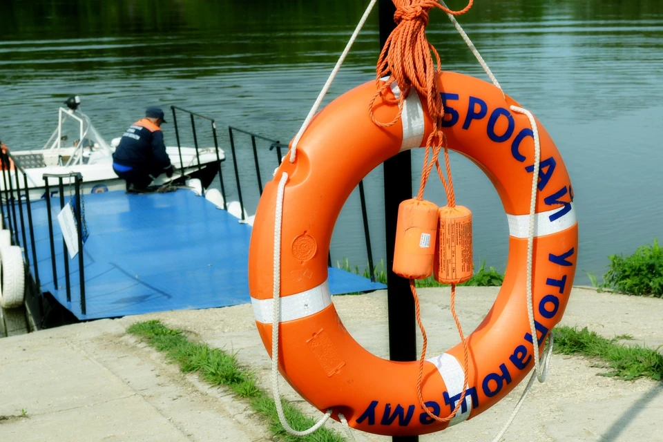 Спасатели продолжают вытаскивать липчан из воды
