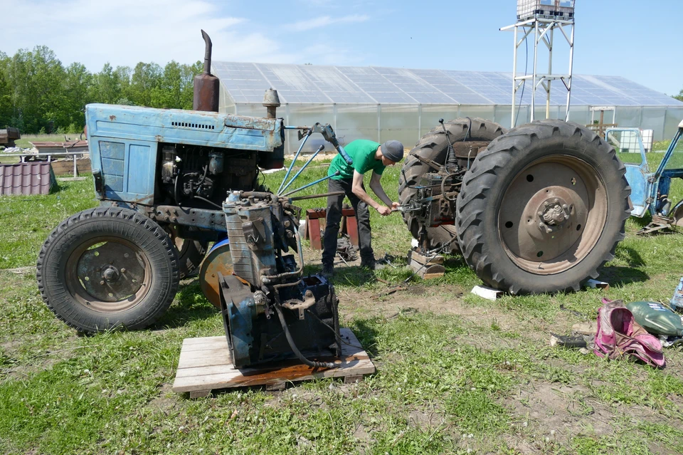 По мнению Бориса Королева, сегодняшнее фермерство похоже на этот трактор, который ремонтирует его помощник.