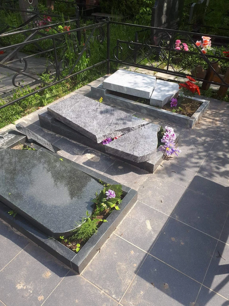 Разгромили 26 надгробий.