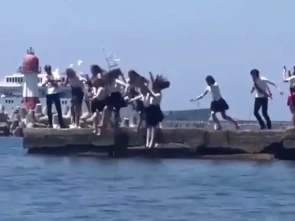 В Сочи выпускники прыгнули с буны в море в школьной форме. Фото: @live.sochi
