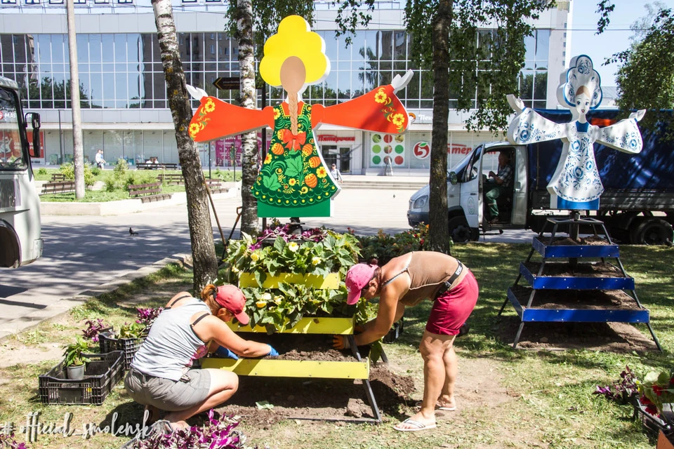 В Смоленске клумбы «Девчата» перенесли на новое место. Фото: администрация г. Смоленска.