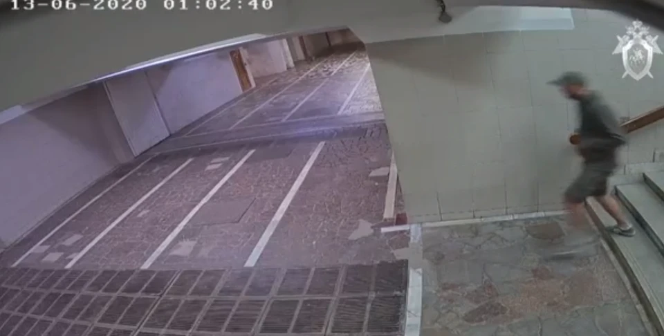 Преступник попал на несколько камер.