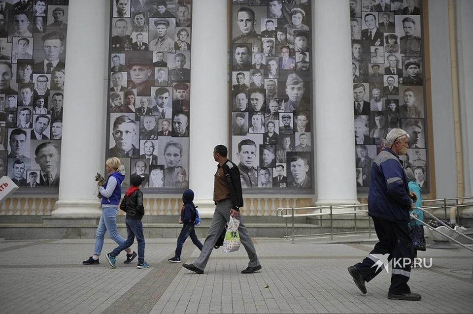 На фасаде жд вокзала в Екатеринбурге появились полотнища с портретами ветеранов ВОВ
