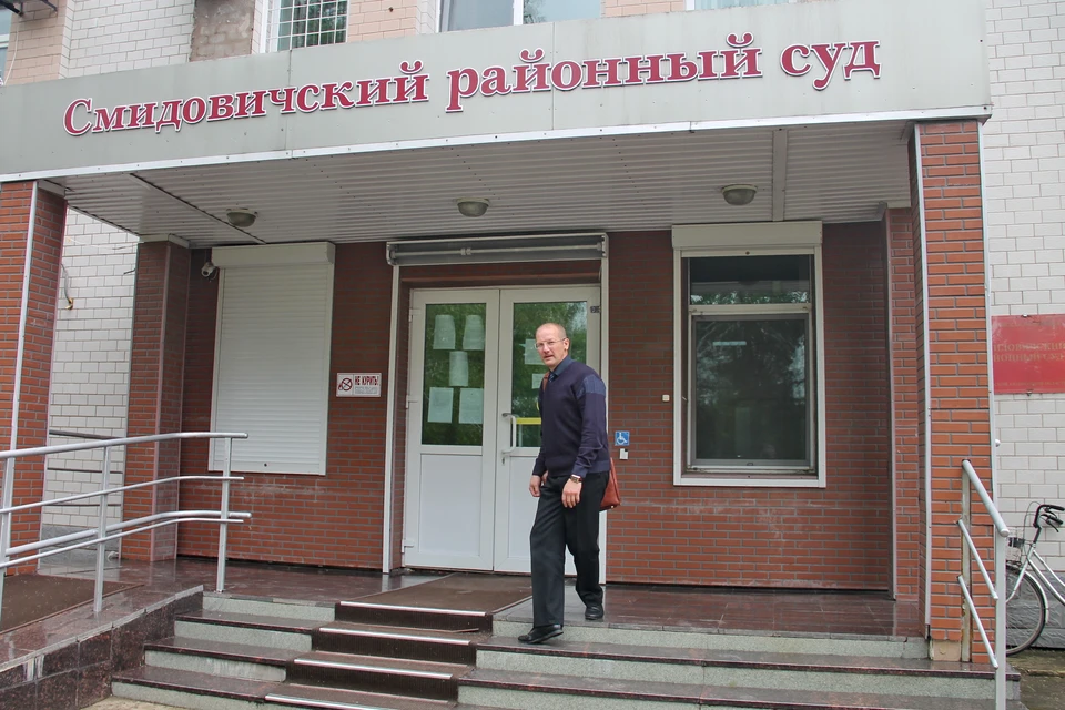 Олег Белозеров возле здания суда