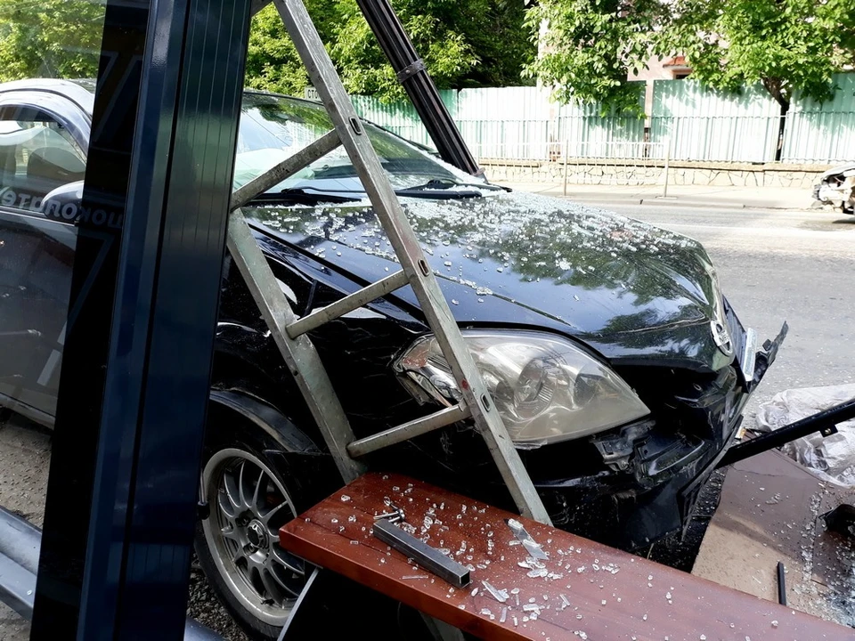 Автомобиль марки Nissan Primera снес павильон из-за аварии с ВАЗ на перекрестке проспекта Вернадского и улицы Гончарова. Фото: Илья Изотов / Facebook