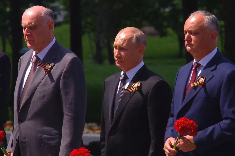 Владимир Путин с коллегами у Могилы Неизвестного солдата
