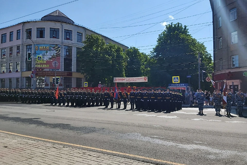 Торжественный марш начался в 10.00 на площади Ленина.