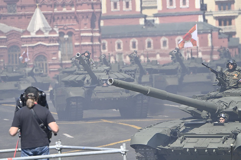 Работа телеоператора во время прохода колонны бронетехники по Красной площади.