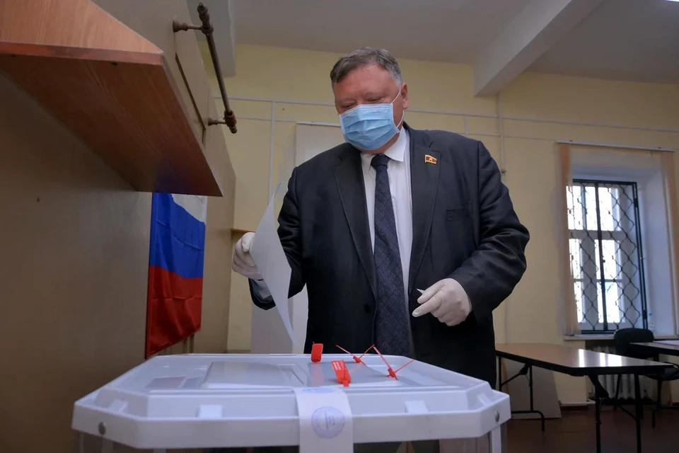 Евгений Пичуев проголосовал в первый же день открытия избирательных участков. Фото: Тверская городская Дума