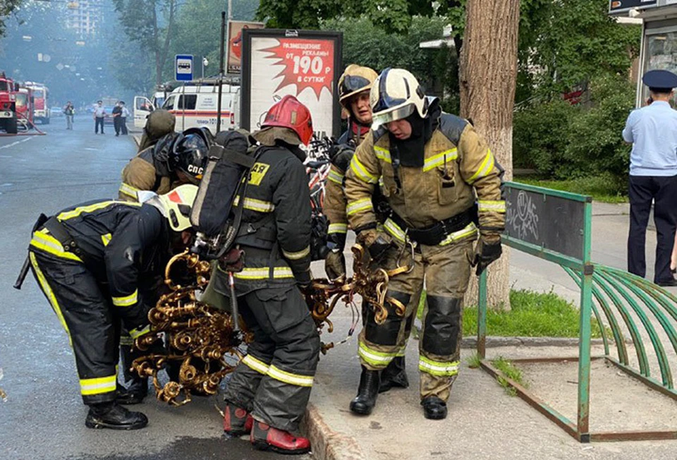 Пожарные спасают ценности из горящего литературного музея имени Горького.