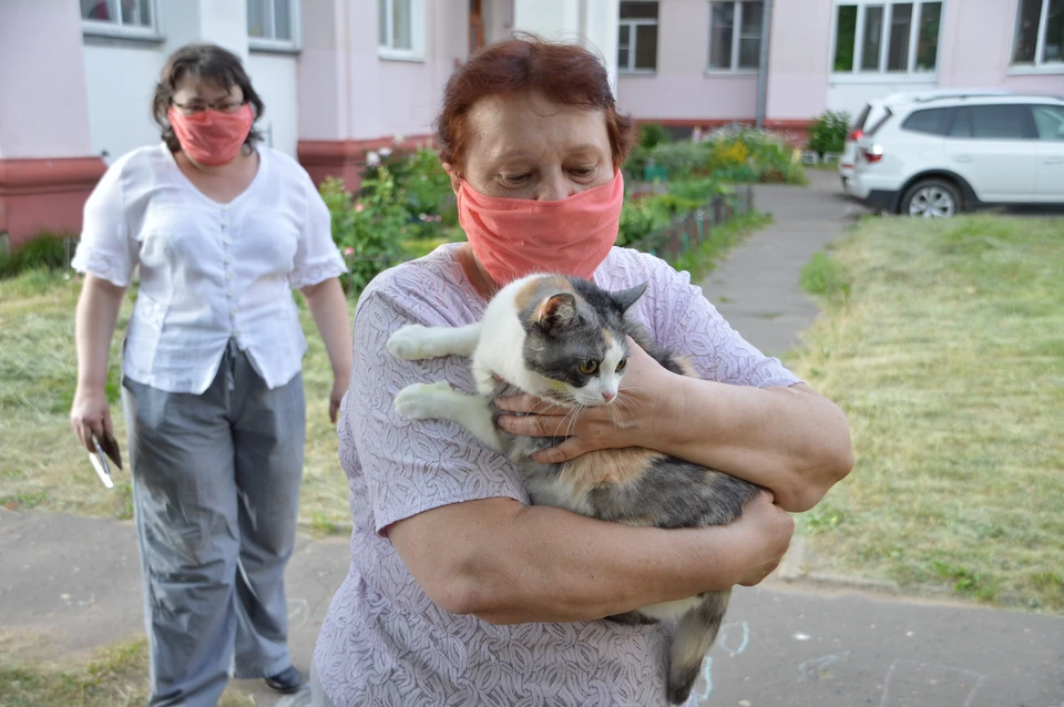 Женщина пришла на участок для голосования с домашним питомцем - кошкой Мармышкой Фото: ПТО