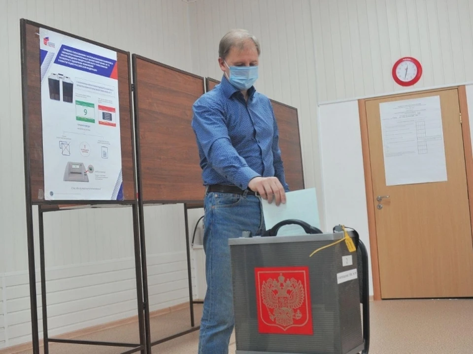 Ректор Сибирского государственного университета физической культуры и спорта Олег Шалаев проголосовал в субботу на своем избирательном участке № 195.