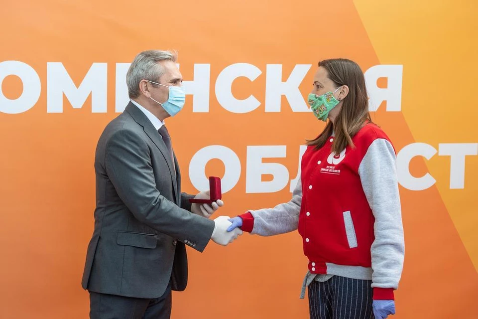 Александр Моор предложил учредить в Тюменской области награду за добровольчество и милосердие