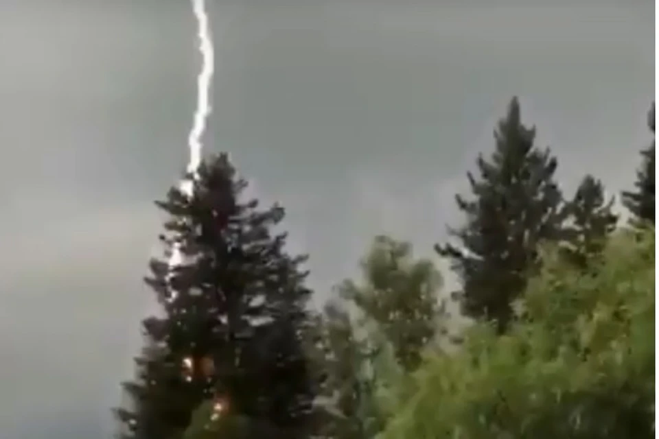 Невероятный удар молнии сняли на видео в Красноярском крае. Фото: стоп-кадр "Сводка 24".