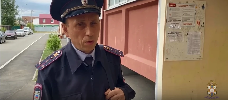 Драка завязалась, стоило только полицейскому открыть дверь.
