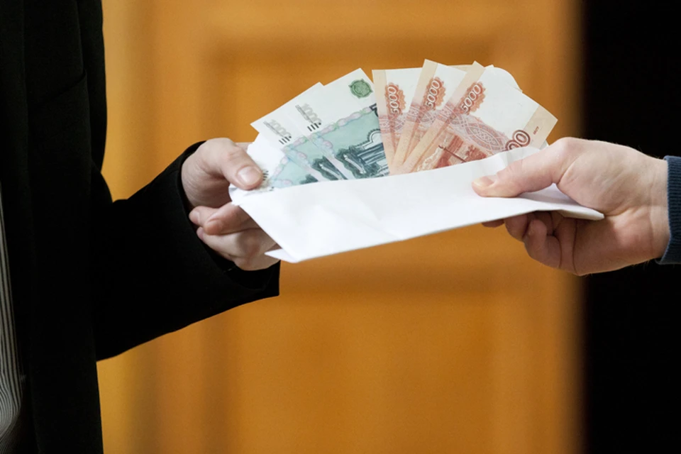 В Брянской области расследуют преступление о получении взятки крупным чиновником и его подчиненным.