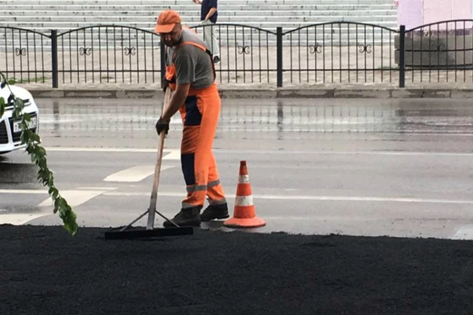 В Ростове коммунальщики провели очередную укладку асфальта в дождь