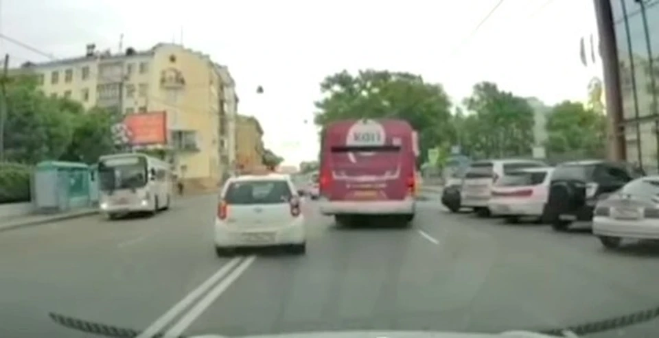 Нарушение ПДД во Владивостоке. Скриншот видео пресс – служба ОГИБДД УМВД России по Владивостоку