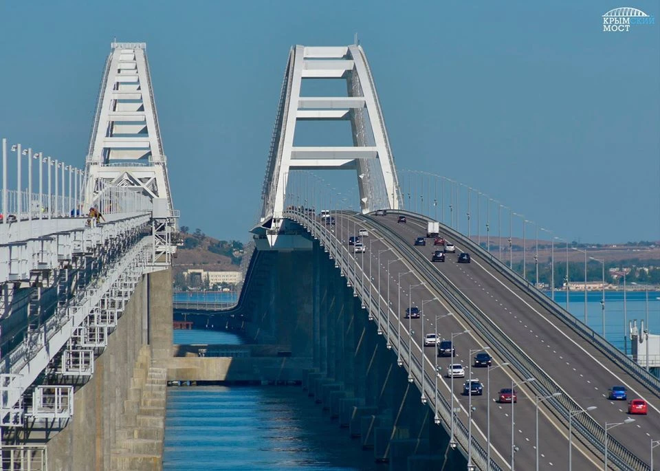 Грузовые поезда впервые пошли по Крымскому мосту