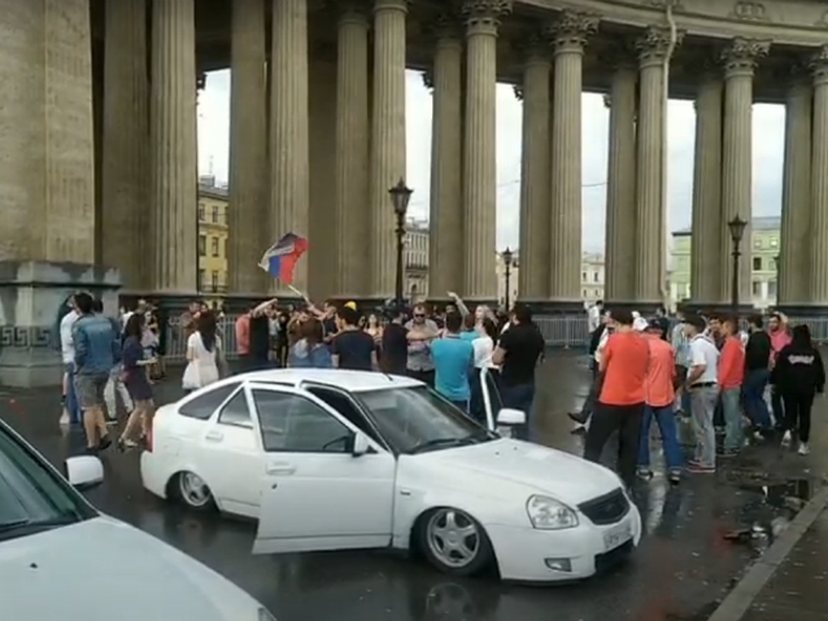 Десятки человек станцевали лезгинку у Казанского собора в Санкт-Петербурге  - KP.RU